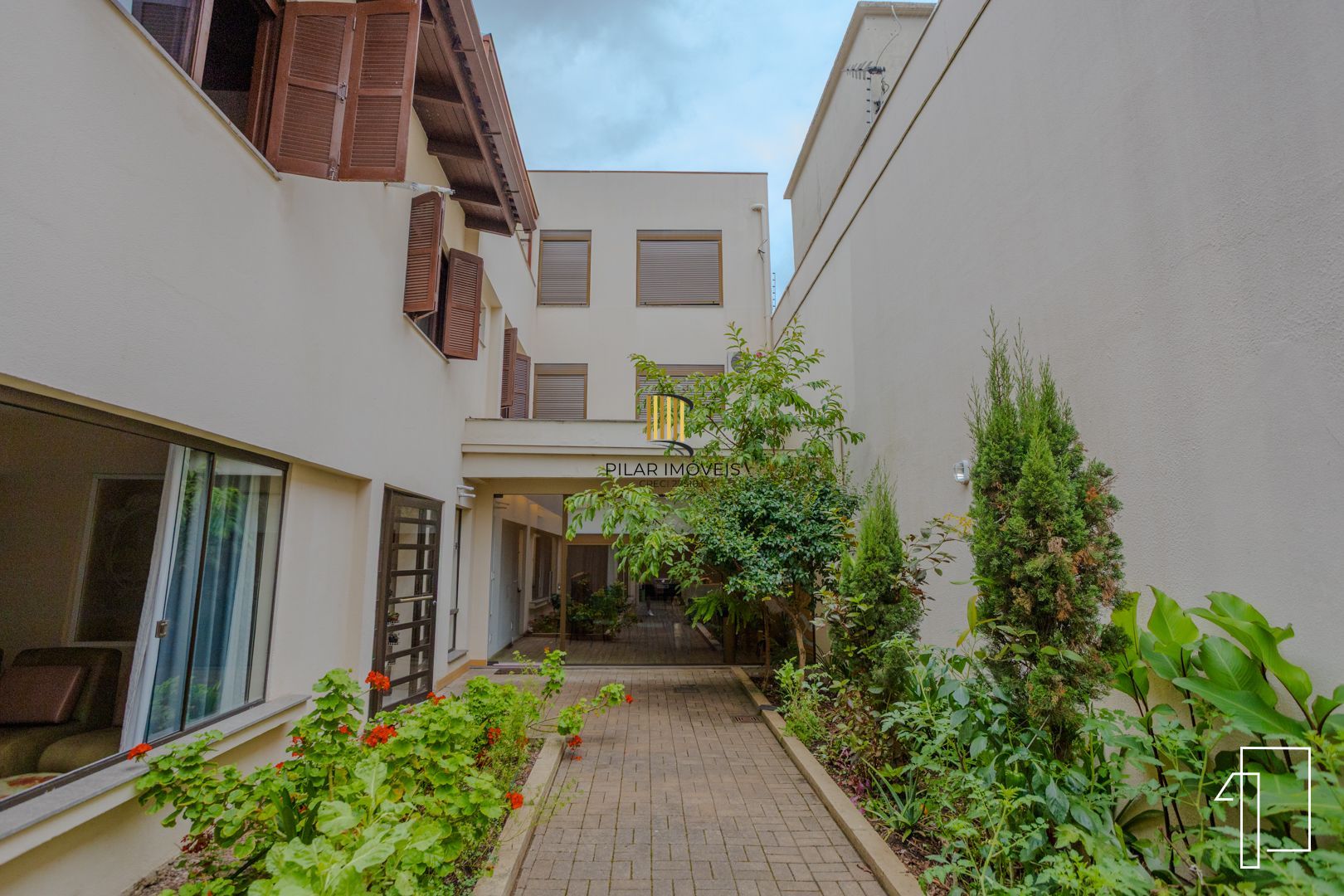 Oportunidade sobrado 2/3 pisos com 21D e 19 suítes - Jdm Botânico - P. Alegre.