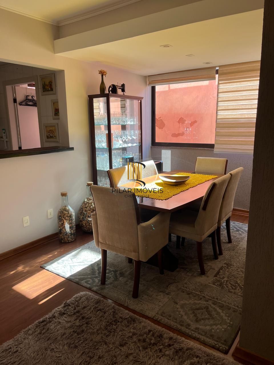 Excelente apartamento, BOX duplo, Cidade Baixa, 3D, 1 suite, semimobiliado, sala de jantar e 2 salas de estar, lareira e churrasqueira. 2 banheiros.