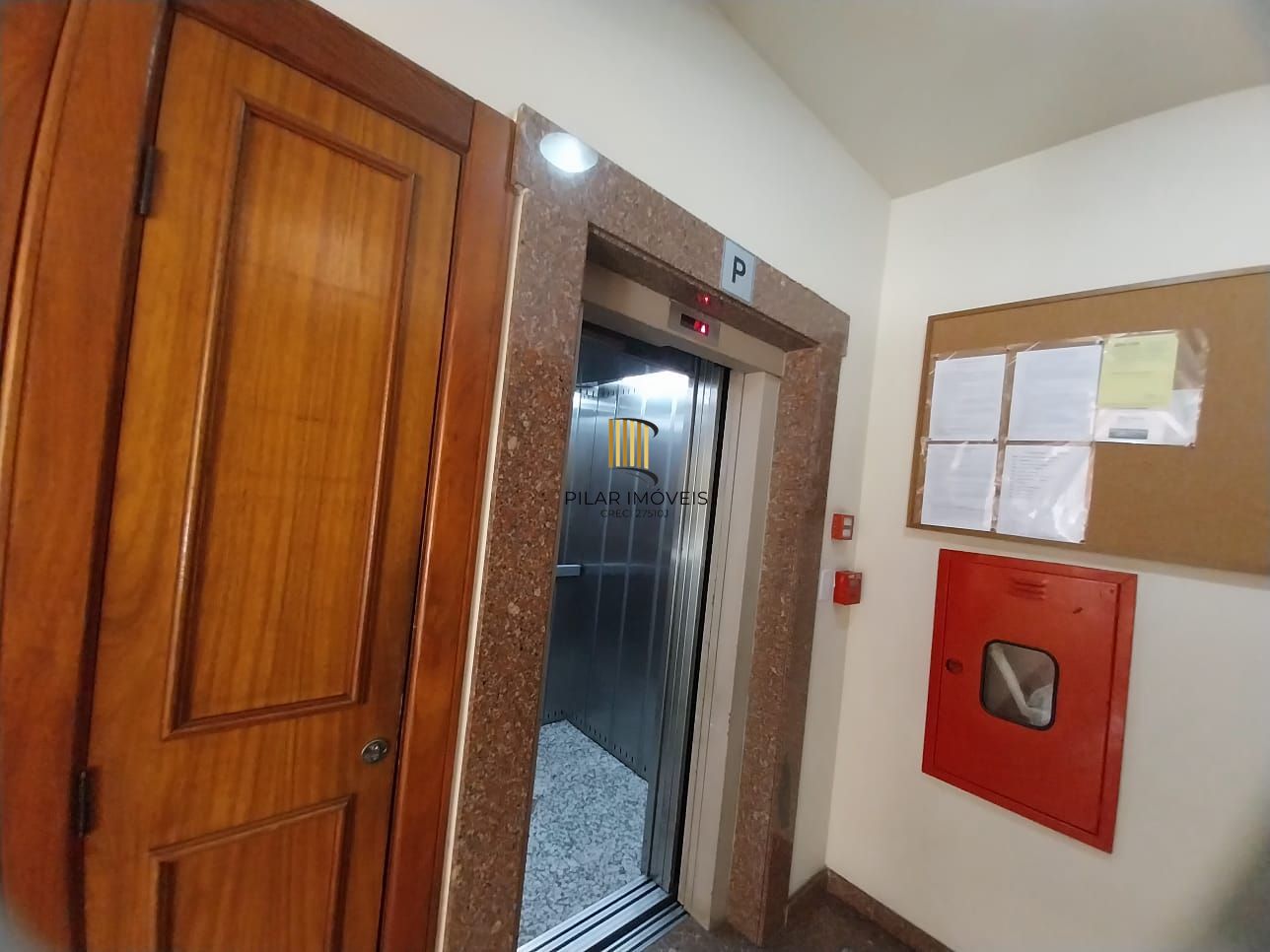 Excelente apartamento, BOX duplo, Cidade Baixa, 3D, 1 suite, semimobiliado, sala de jantar e 2 salas de estar, lareira e churrasqueira. 2 banheiros.