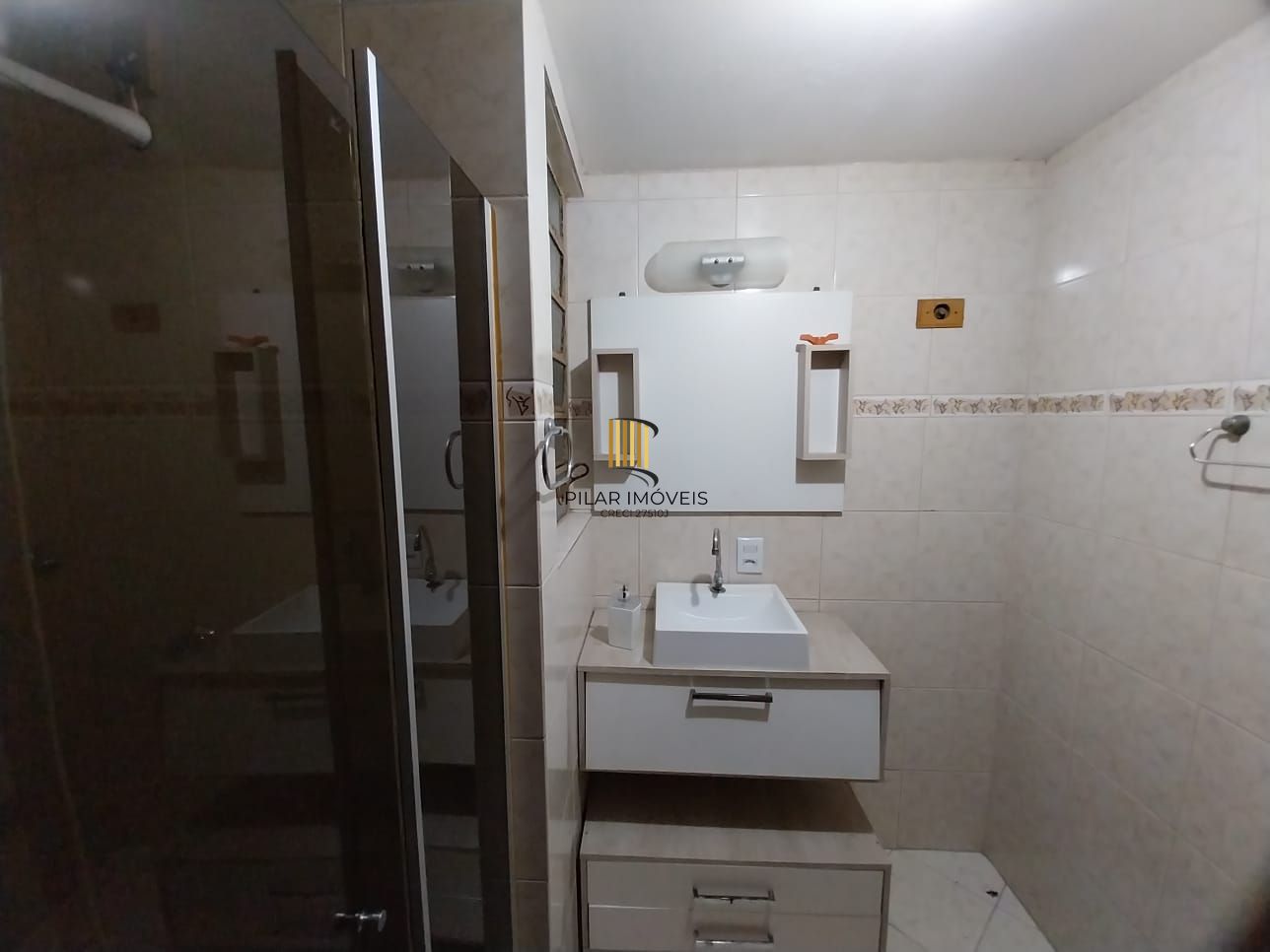 Apartamento térreo, 2 dormitórios. 2 banheiros, demais peças, Menino Deus