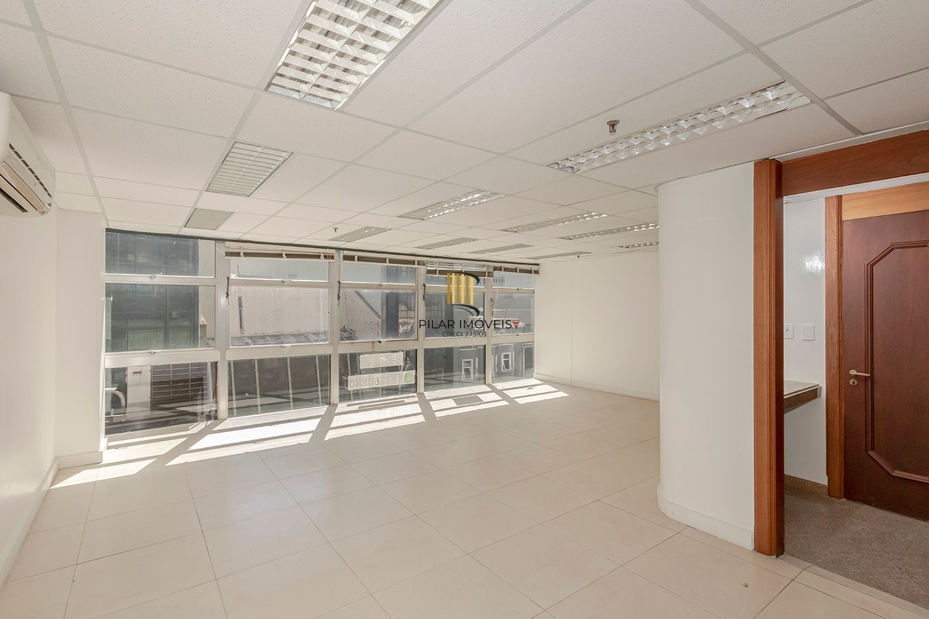 Conjunto Comercial, meio andar inteiro com várias salas e salão!