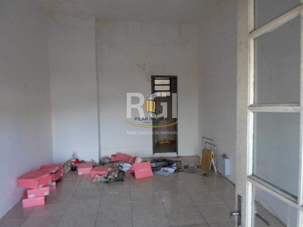 Prédio residencial e comercial, no bairro Navegantes em Porto Alegre