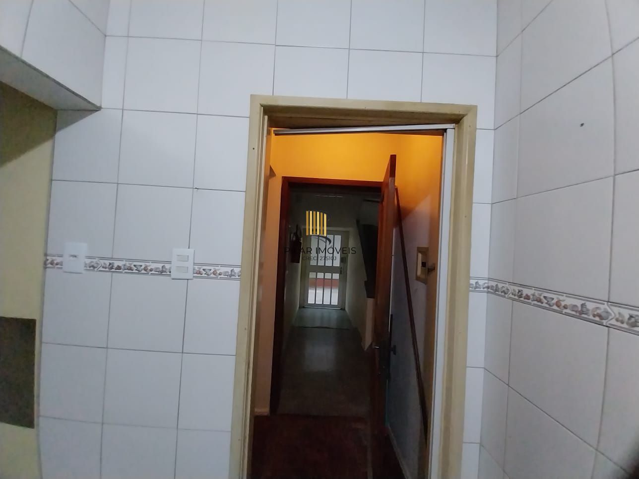 Apartamento térreo, 2 dormitórios. 2 banheiros, demais peças, Menino Deus