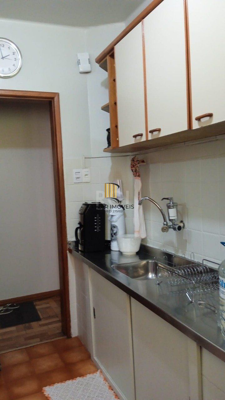 Apartamento com 2 dormitórios ,WC auxiliar, Semi - Mobiliado, Cidade Baixa.