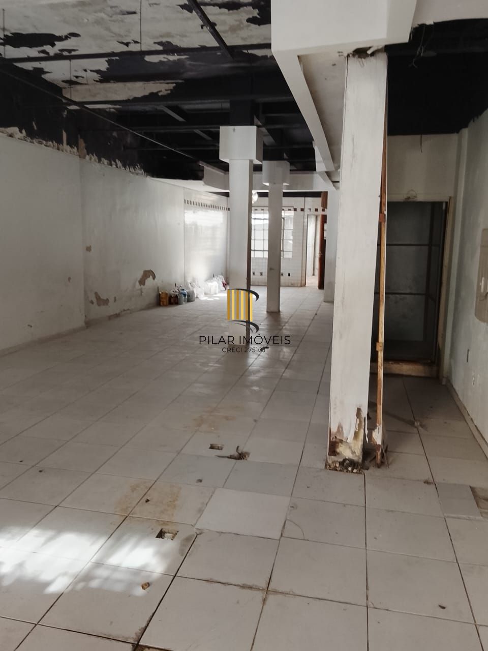 Prédio na Duque de Caxias, desocupado espaço amplo. Preço atrativo.