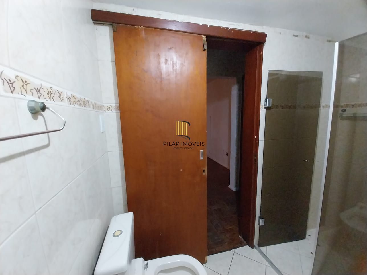 Apartamento térreo, 2 dormitórios. 2 banheiros, demais peças, Menino Deus