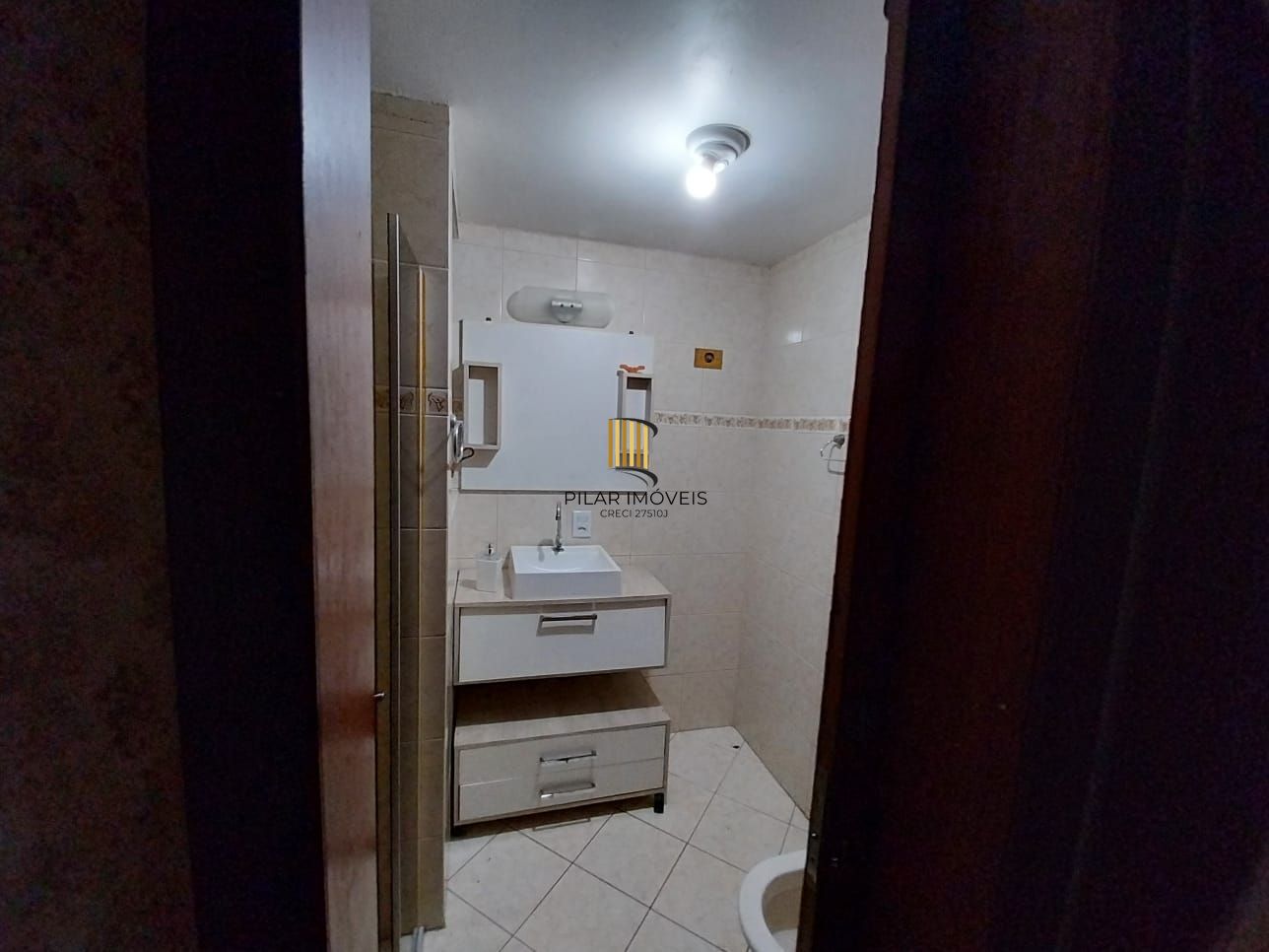 Apartamento térreo, 2 dormitórios. 2 banheiros, demais peças, Menino Deus