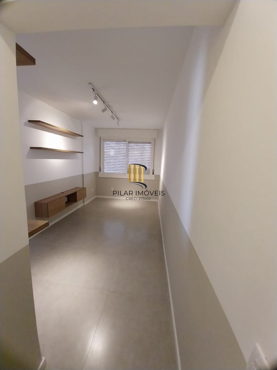 Apartamento 1D, reformado com Box coberto escriturado. - Pilar Imóveis