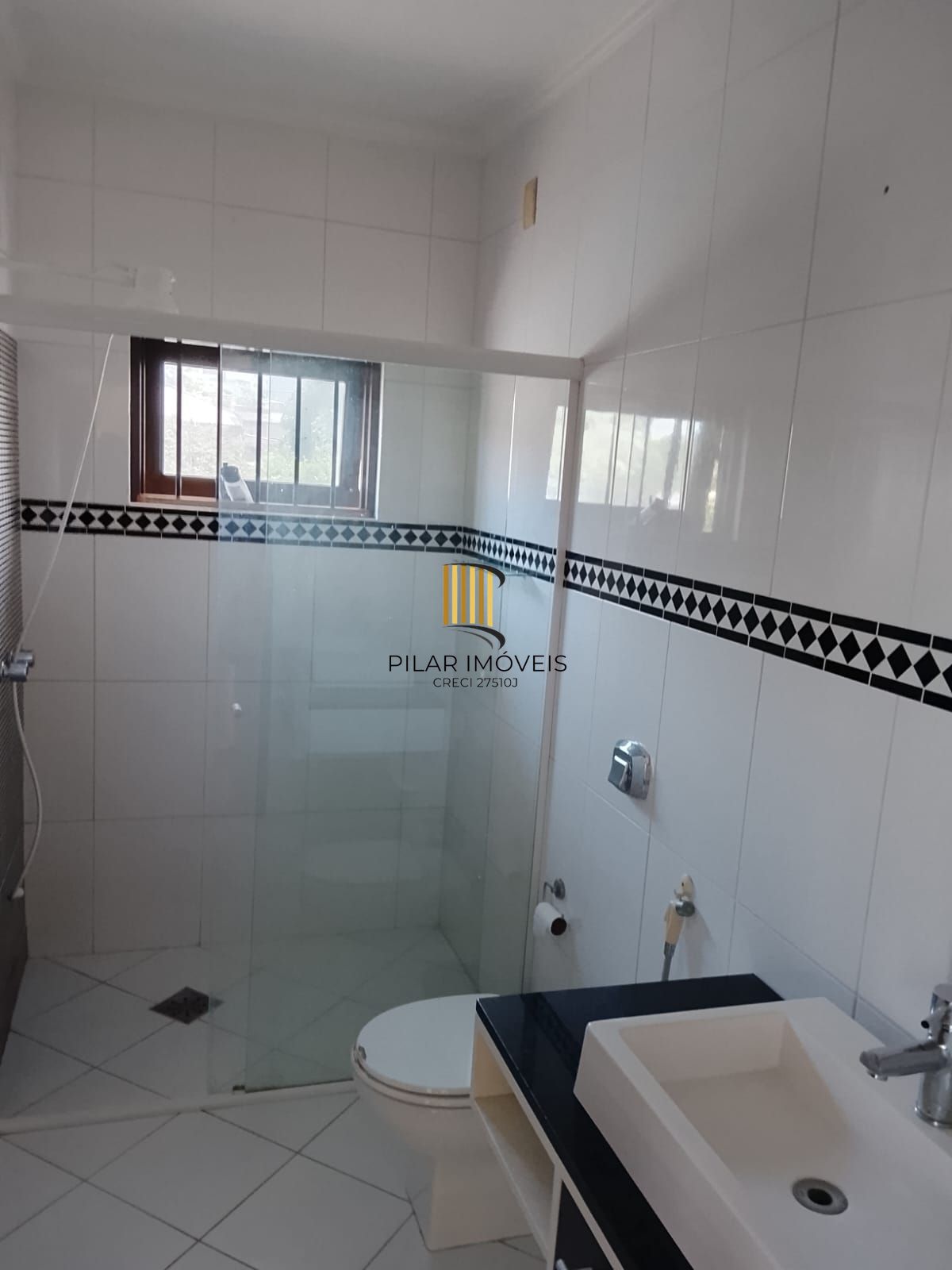CASA / SOBRADO 5D e 10 vagas 3 Banheiros - Pátio enorme c/ Jacuzi e Pergolado - Living 3 ambientes - Sta Teresa