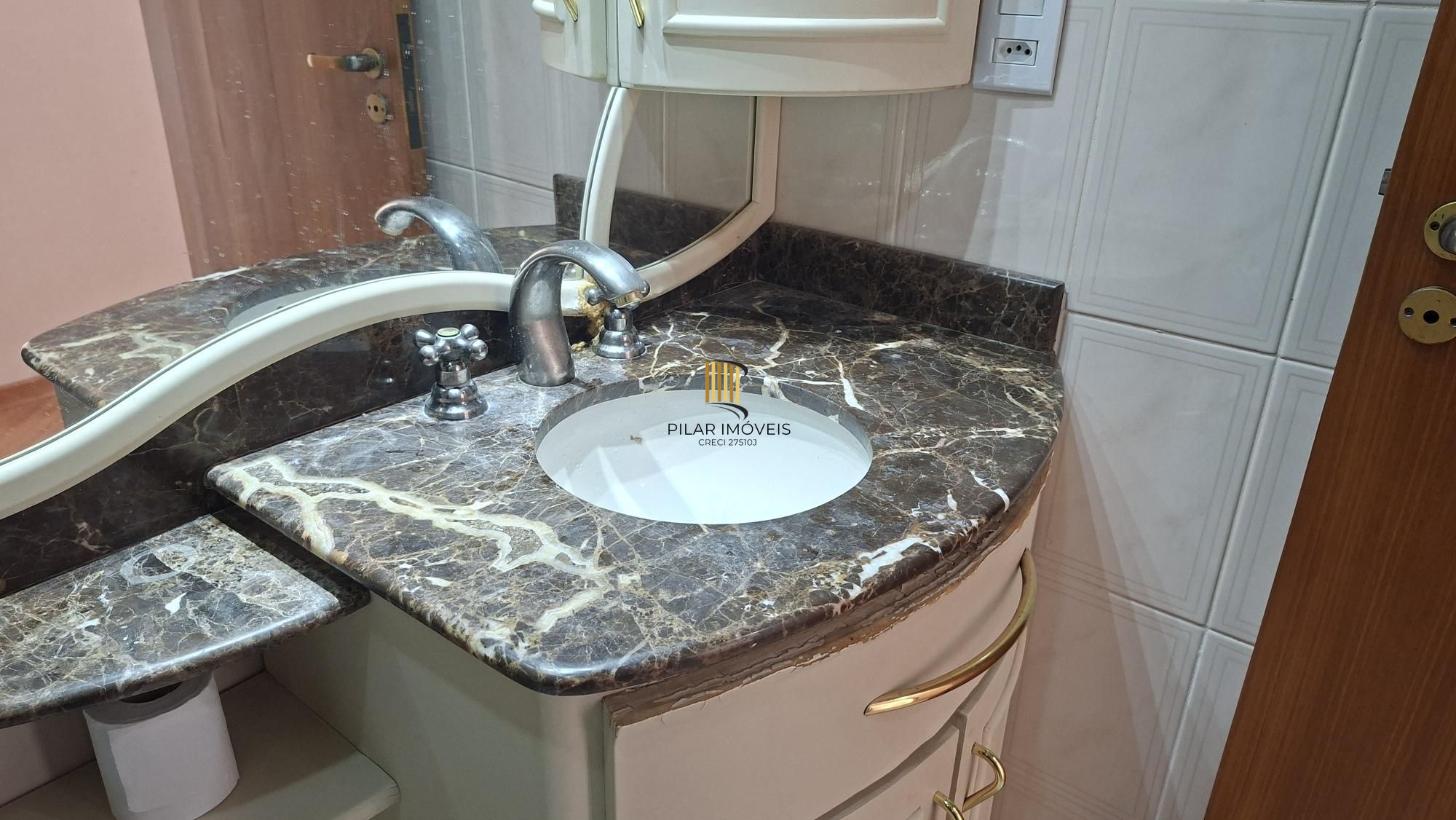 Apartamento com sacada e suite