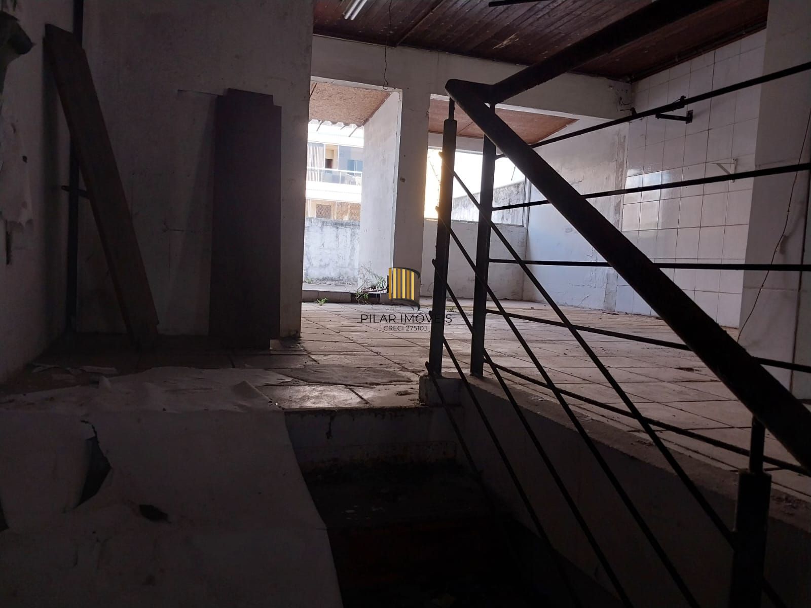 Prédio na Duque de Caxias, desocupado espaço amplo. Preço atrativo.