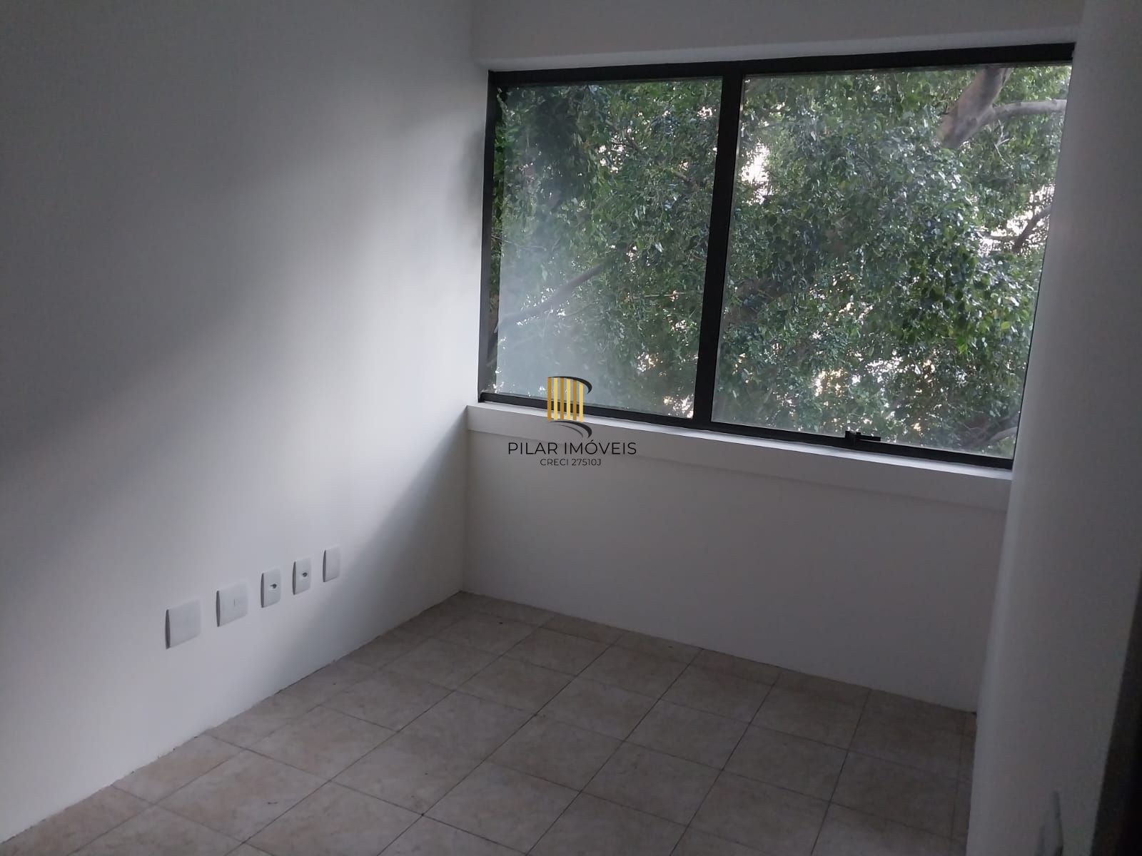 Excelente Conjunto Comercial com BOX, Zona dos Tribunais.