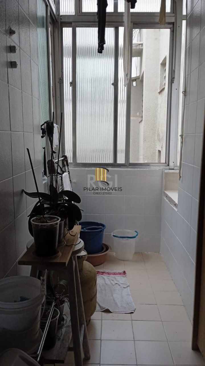 Apartamento com 2 dormitórios ,WC auxiliar, Semi - Mobiliado, Cidade Baixa.