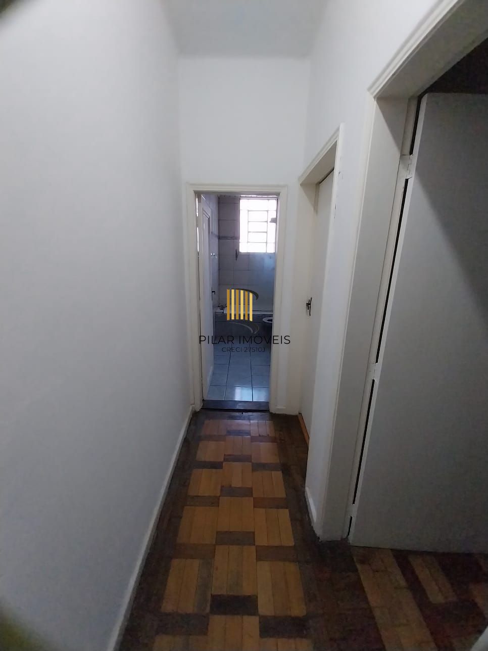 Oportunidade apartamento 2 dormitórios, com sacada em um deles e área de serviço. Centro Histórico P. Alegre.