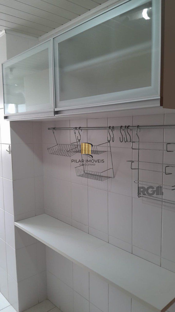Apartamento semi- mobiliado 02 dormitórios, 01 suíte,andar alto,na Cidade Baixa