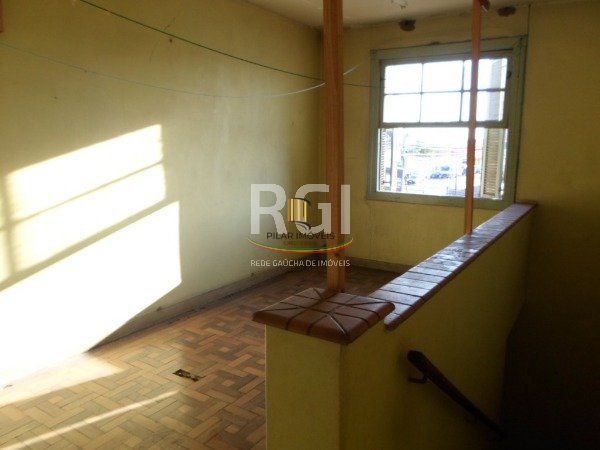 Prédio residencial e comercial, no bairro Navegantes em Porto Alegre