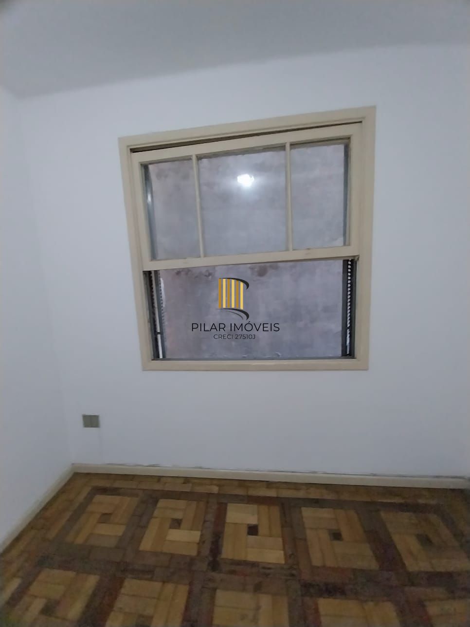 Oportunidade apartamento 2 dormitórios, com sacada em um deles e área de serviço. Centro Histórico P. Alegre.