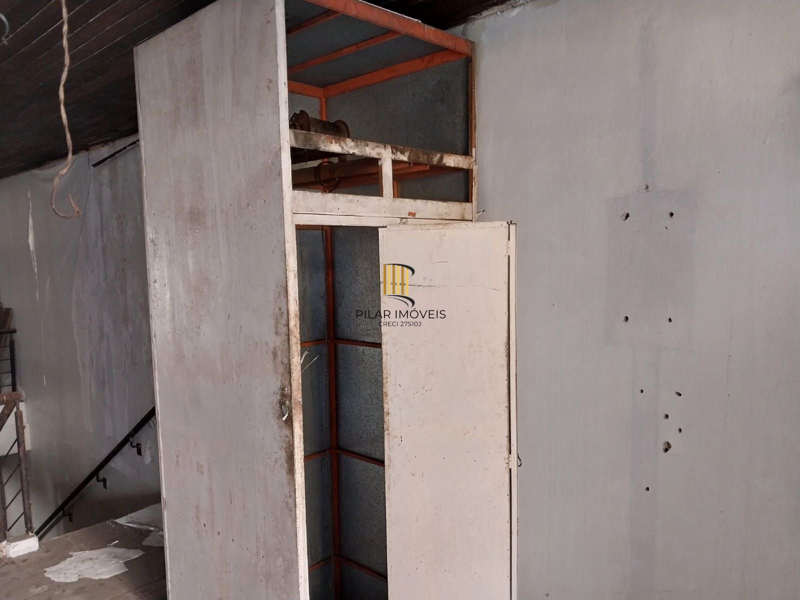 Prédio na Duque de Caxias, desocupado espaço amplo. Preço atrativo.
