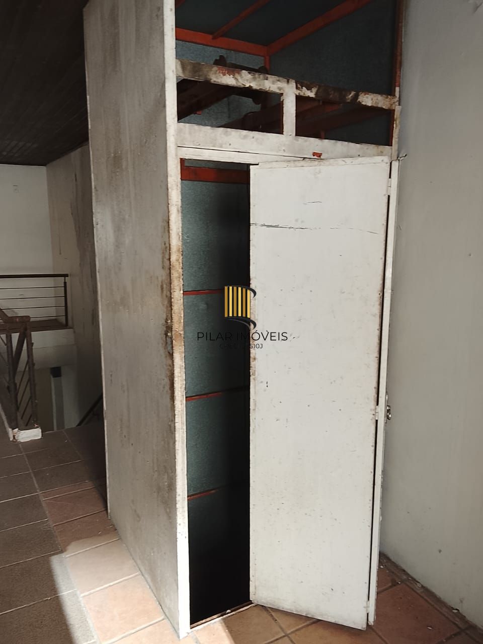 Prédio na Duque de Caxias, desocupado espaço amplo. Preço atrativo.