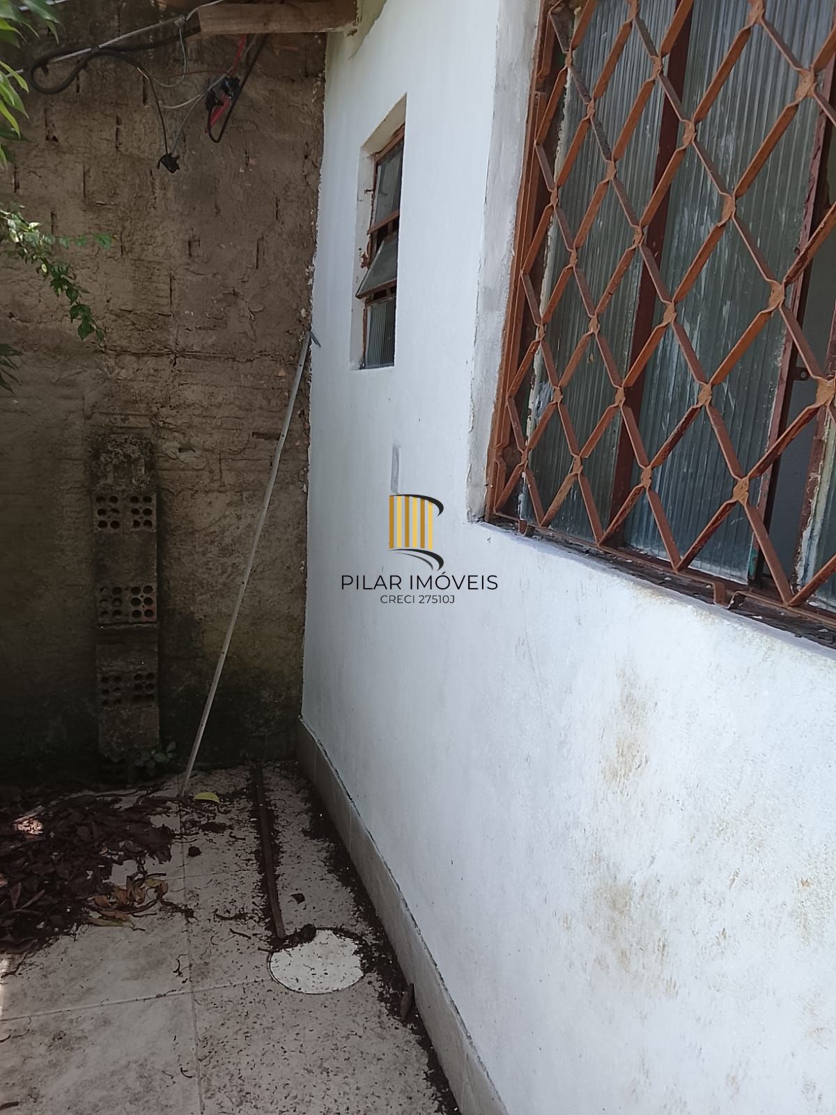 Excelente terreno gramado com árvores frutíferas e edícula nos fundos.