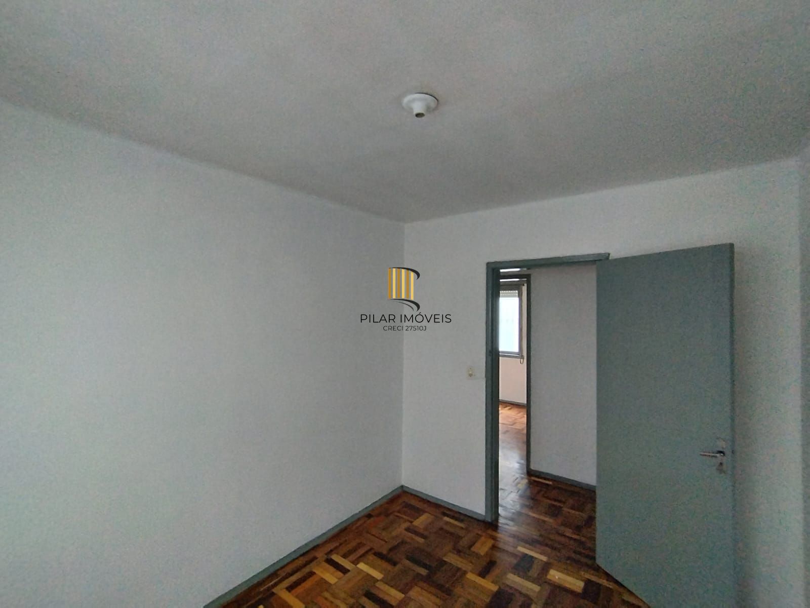 Apartamento 3D Reformado, com Box escriturado, coberto e fechado.