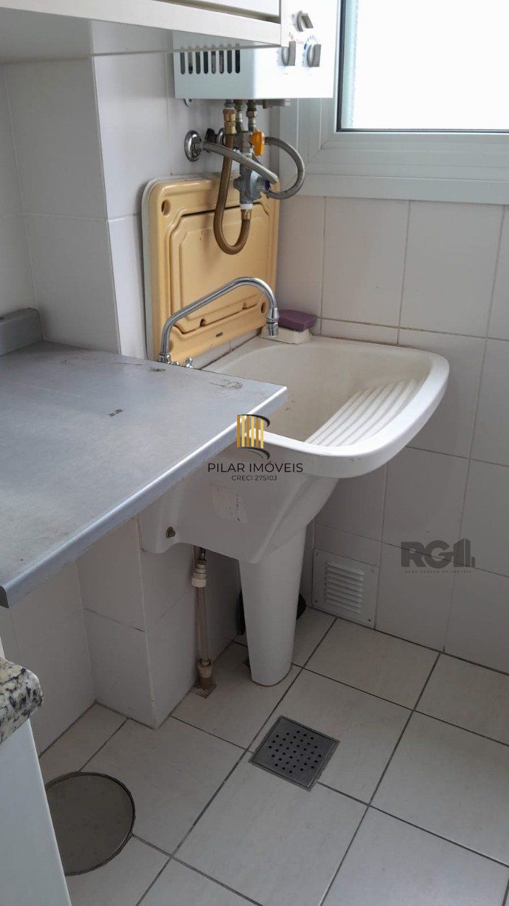 Apartamento semi- mobiliado 02 dormitórios, 01 suíte,andar alto,na Cidade Baixa
