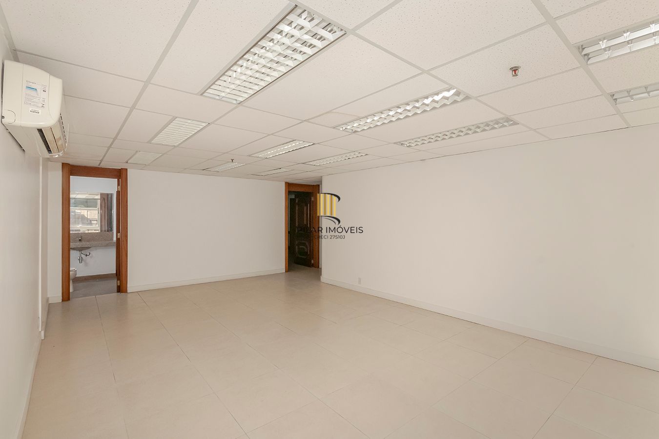 Conjunto Comercial, meio andar inteiro com várias salas e salão!