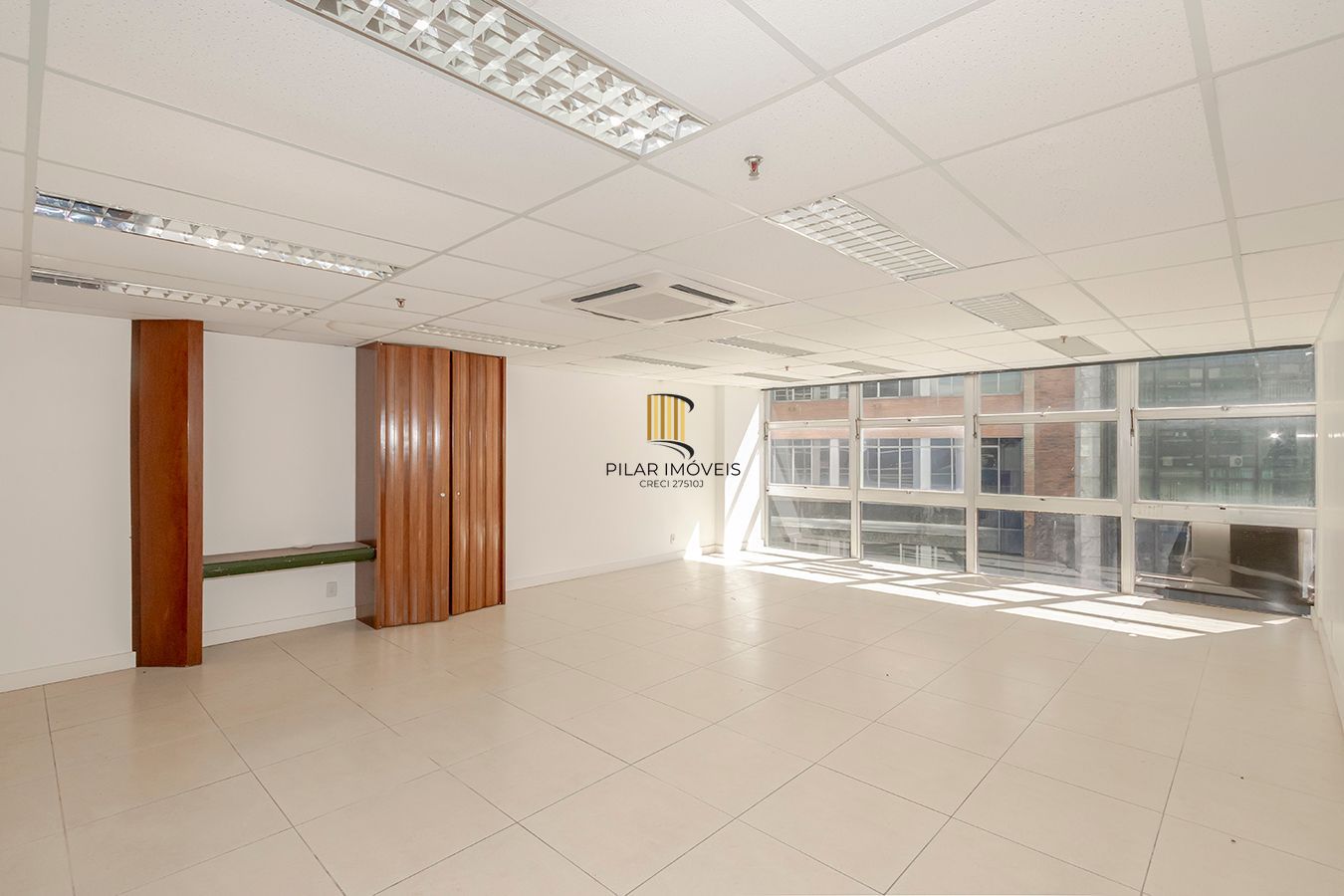 Conjunto Comercial, meio andar inteiro com várias salas e salão!
