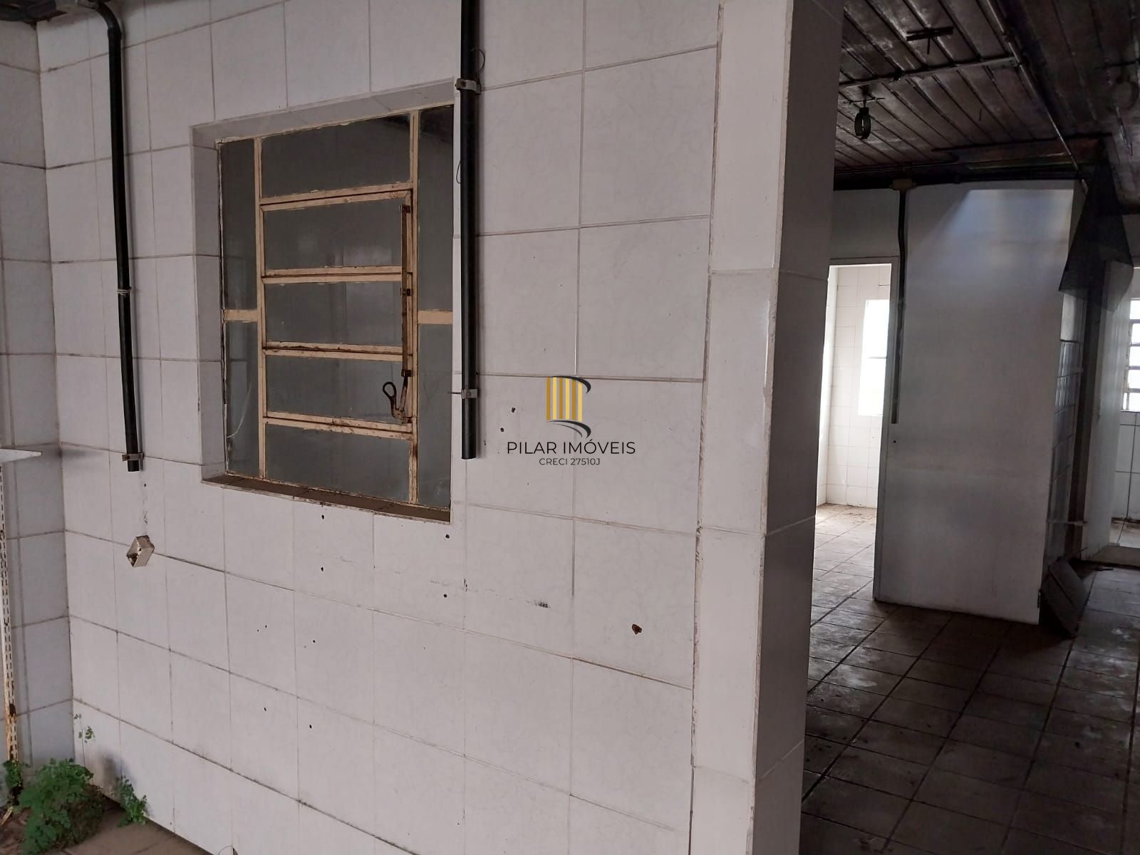 Prédio na Duque de Caxias, desocupado espaço amplo. Preço atrativo.