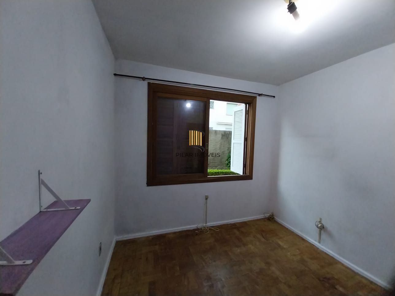 Apartamento térreo, 2 dormitórios. 2 banheiros, demais peças, Menino Deus