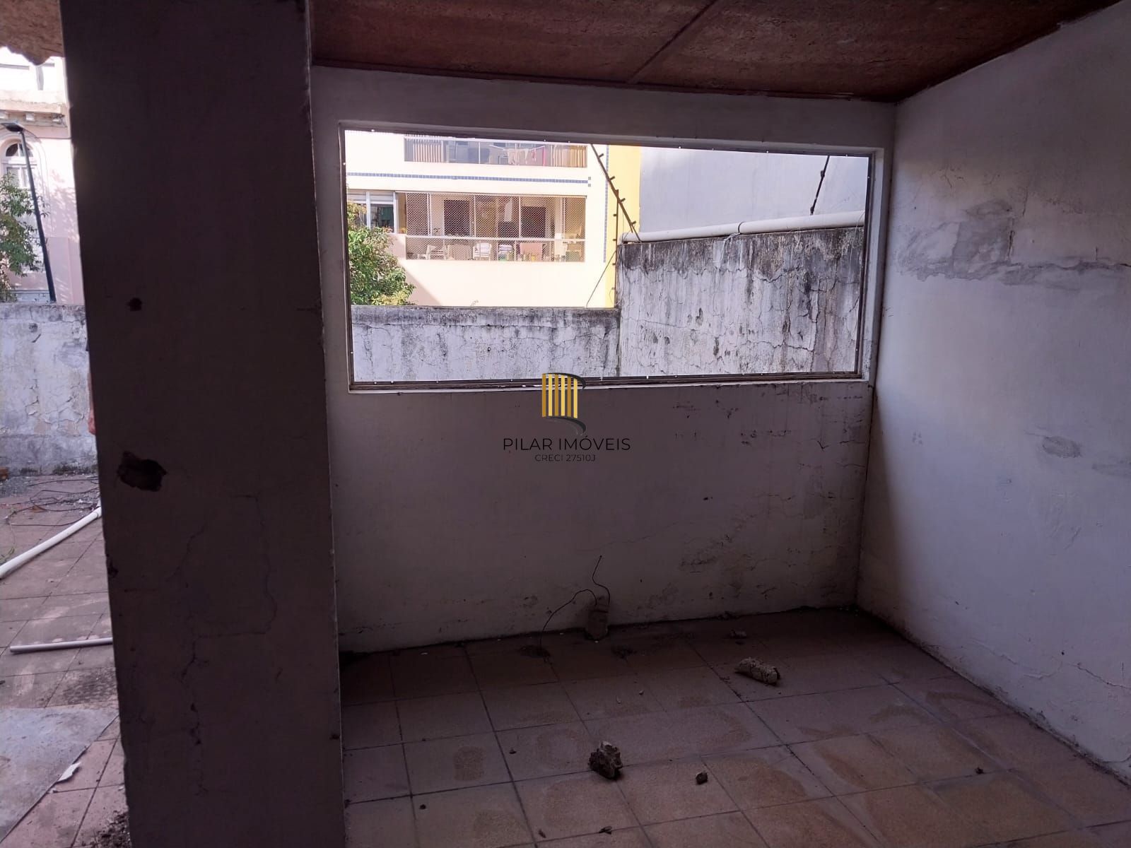 Prédio na Duque de Caxias, desocupado espaço amplo. Preço atrativo.