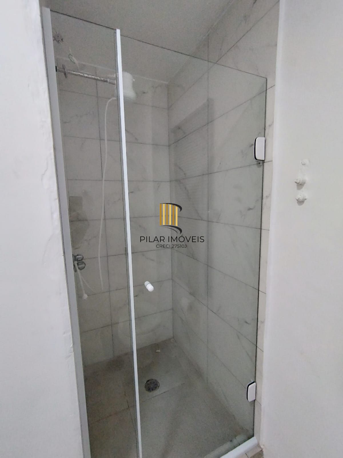 Excelente ap 1D com Suíte, cozinha planejada e banheiro reformado. Lima e Silva, centro P. Alegre