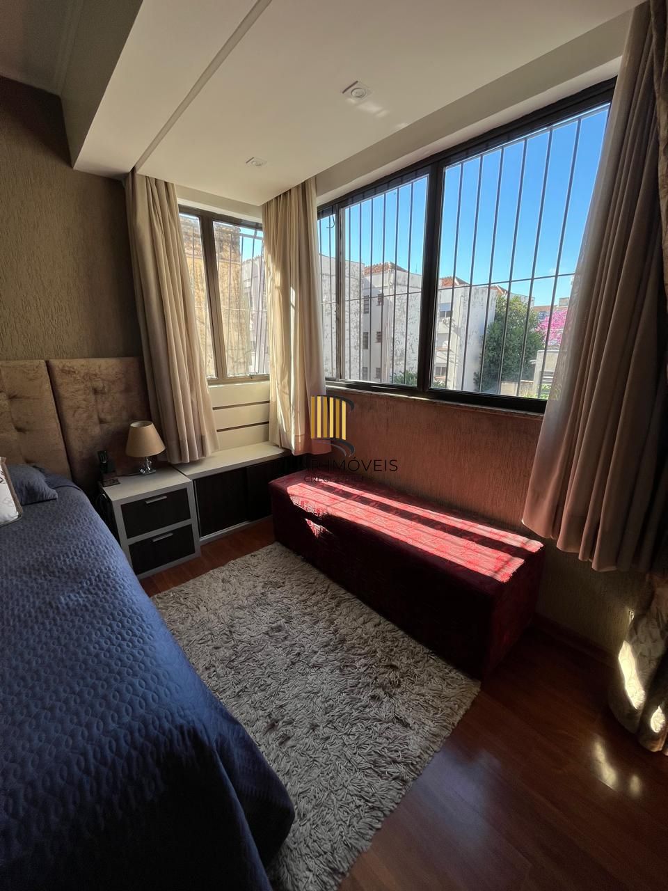 Excelente apartamento, BOX duplo, Cidade Baixa, 3D, 1 suite, semimobiliado, sala de jantar e 2 salas de estar, lareira e churrasqueira. 2 banheiros.