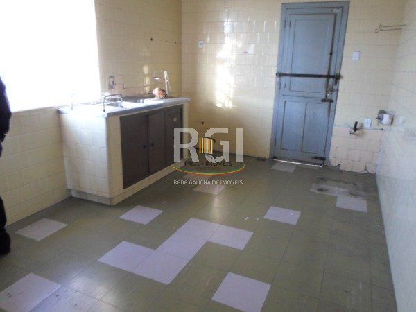 Prédio residencial e comercial, no bairro Navegantes em Porto Alegre