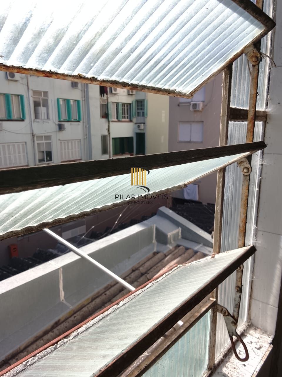 Prédio na Duque de Caxias, desocupado espaço amplo. Preço atrativo.