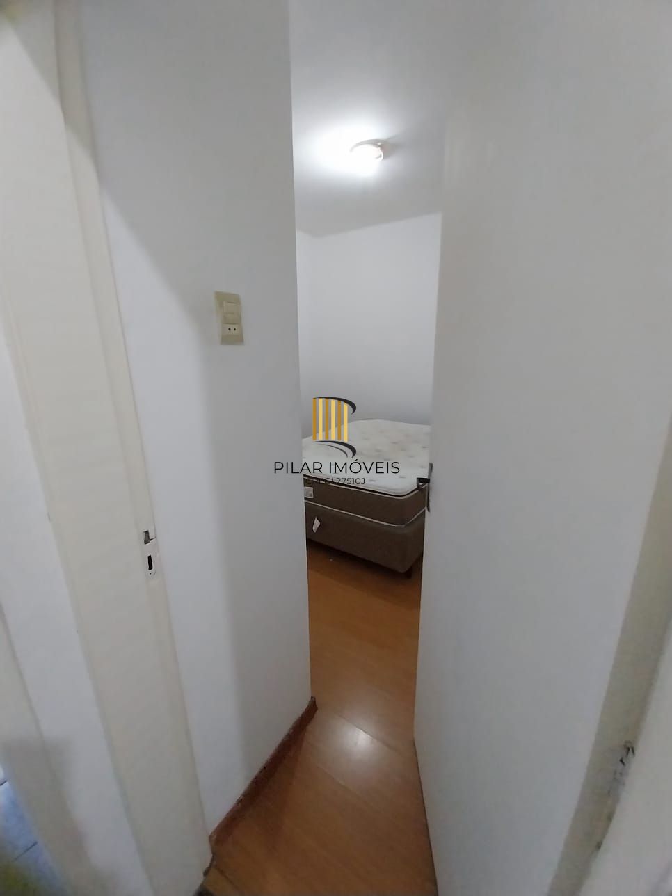Oportunidade apartamento 2 dormitórios, com sacada em um deles e área de serviço. Centro Histórico P. Alegre.