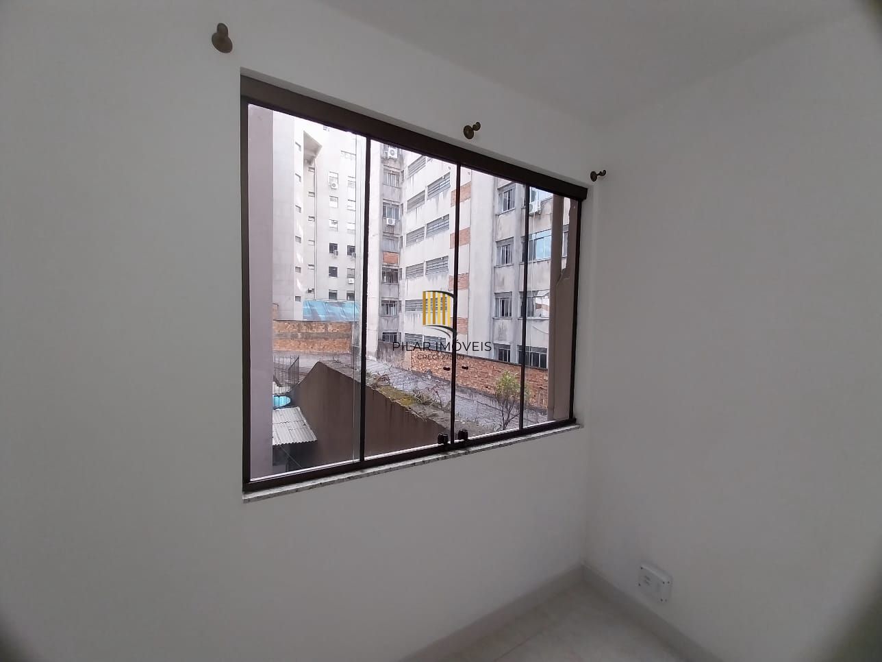 JK recém reformado, 2 piso, elevador, andradas esquina com Bento Martins, centro histórico
