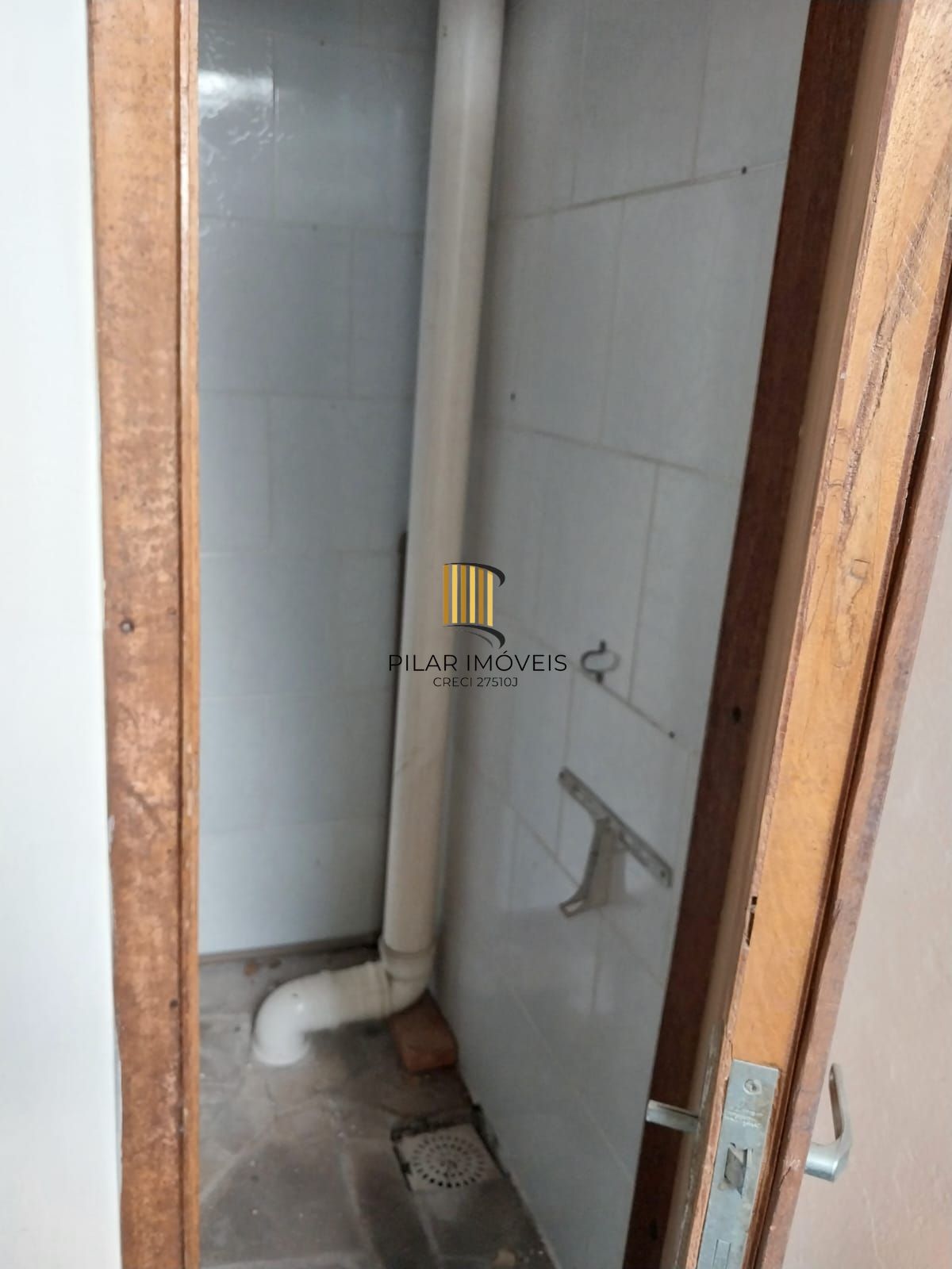 Prédio na Duque de Caxias, desocupado espaço amplo. Preço atrativo.