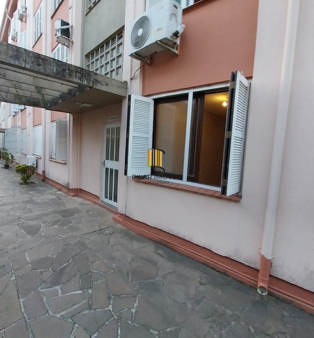 Apartamento térreo, 2 dormitórios. 2 banheiros, demais peças, Menino Deus
