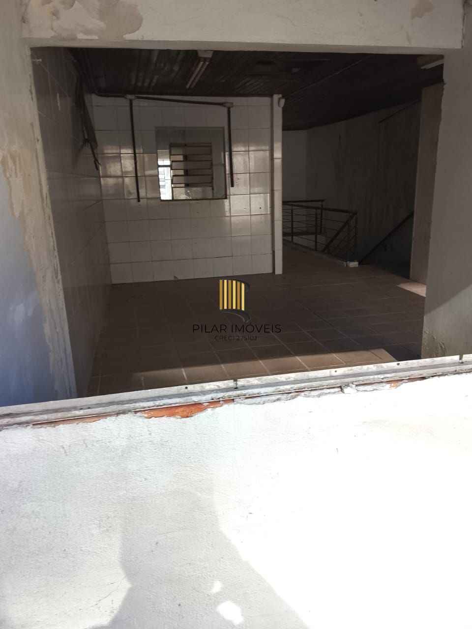 Prédio na Duque de Caxias, desocupado espaço amplo. Preço atrativo.
