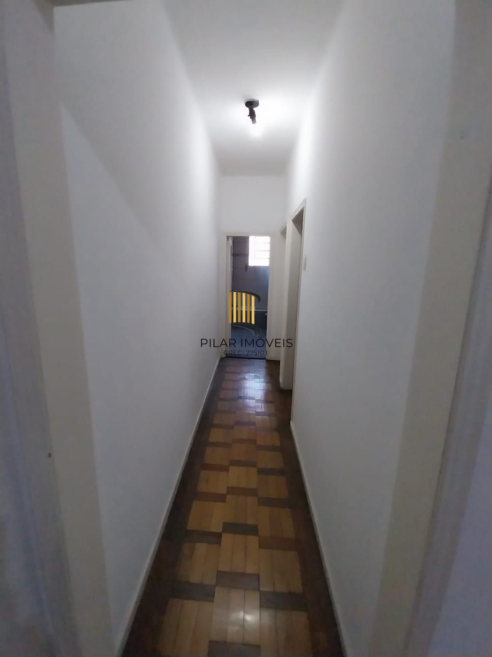 Oportunidade apartamento 2 dormitórios, com sacada em um deles e área de serviço. Centro Histórico P. Alegre.
