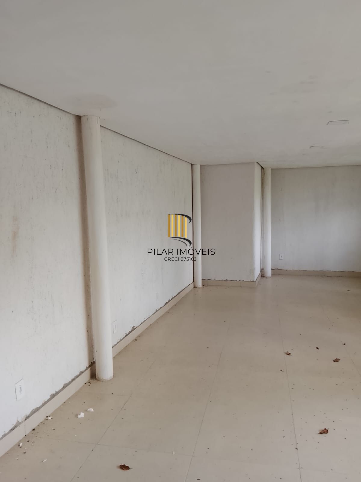 Excelente terreno gramado com árvores frutíferas e edícula nos fundos.