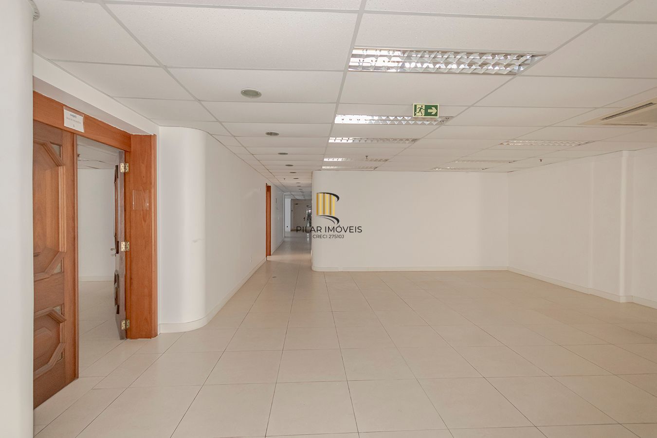 Conjunto Comercial, meio andar inteiro com várias salas e salão!