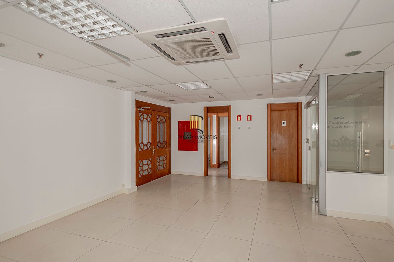 Conjunto Comercial, meio andar inteiro com várias salas e salão!