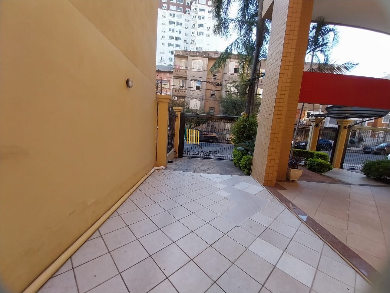 Excelente apartamento, BOX duplo, Cidade Baixa, 3D, 1 suite, semimobiliado, sala de jantar e 2 salas de estar, lareira e churrasqueira. 2 banheiros.