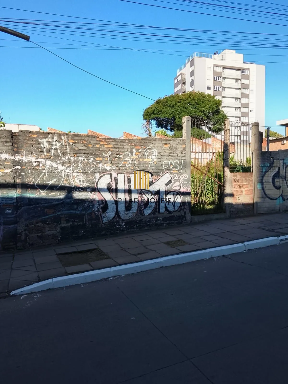 4 Terrenos residencial ou comercial, com tapume na frente, desinpedido sem muros intermediários total de 1.126,81 m²