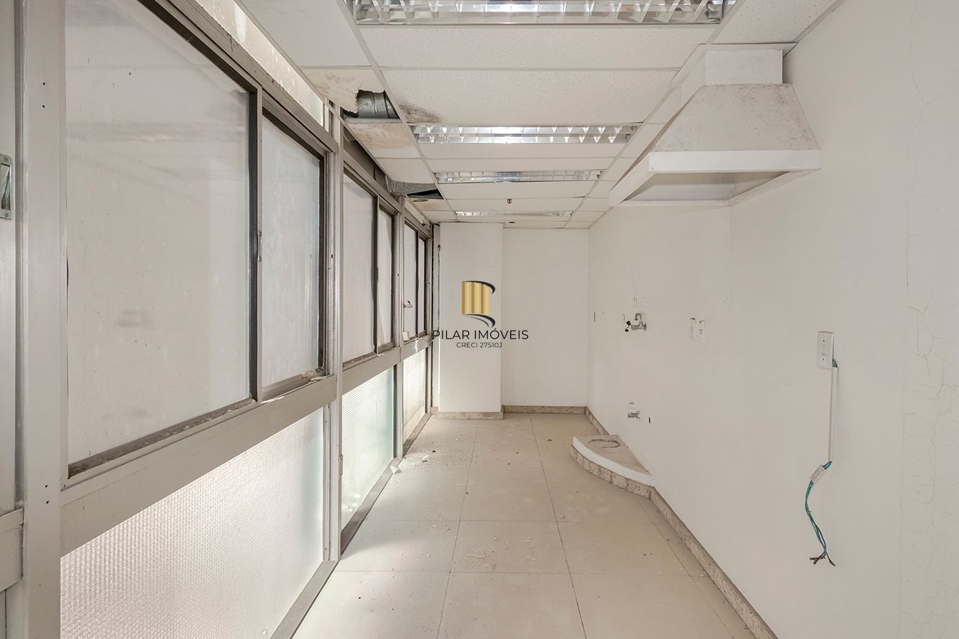 Conjunto Comercial, meio andar inteiro com várias salas e salão!