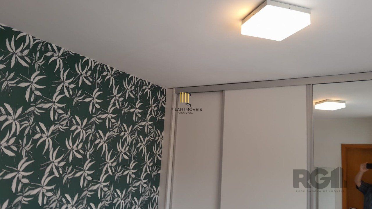 Apartamento semi- mobiliado 02 dormitórios, 01 suíte,andar alto,na Cidade Baixa