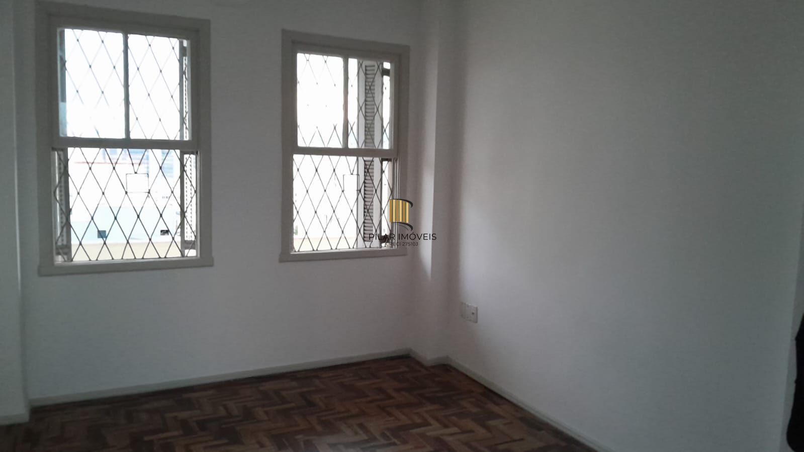 Excelente e amplo apartamento 2D desocupado na Cidade Baixa, Porto Alegre, Preço Atrativo.