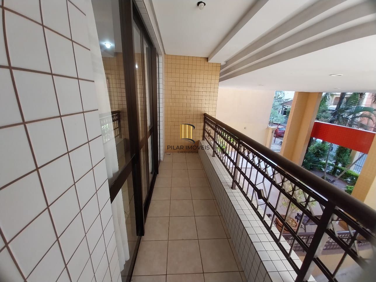 Excelente apartamento, BOX duplo, Cidade Baixa, 3D, 1 suite, semimobiliado, sala de jantar e 2 salas de estar, lareira e churrasqueira. 2 banheiros.
